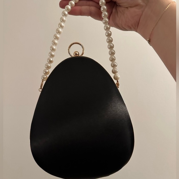 structured clutch black satin pearl gold chain and ring handle - Picture 10 of 17